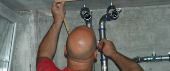 Heizungsmonteur arbeitet mit Messmeter Heizungsmonteur arbeitet mit Messmeter